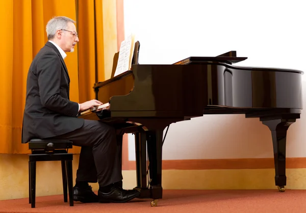 Homem tocando piano — Fotografia de Stock