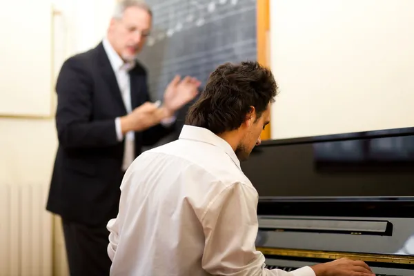 Homem tendo aulas de piano — Fotografia de Stock