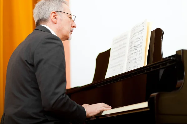 Музыкант, играющий на фортепиано — стоковое фото