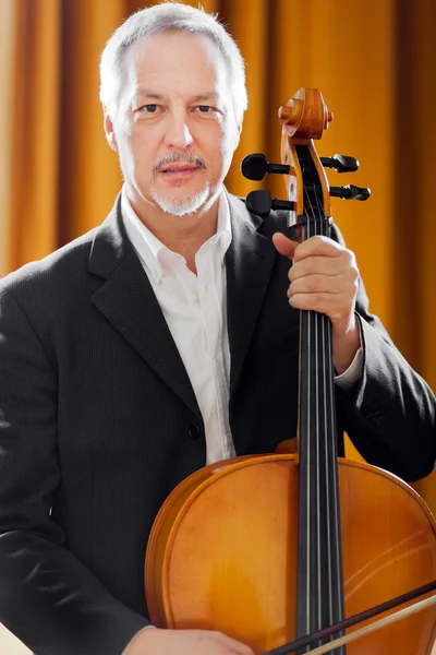 Hombre tocando un violonchelo —  Fotos de Stock