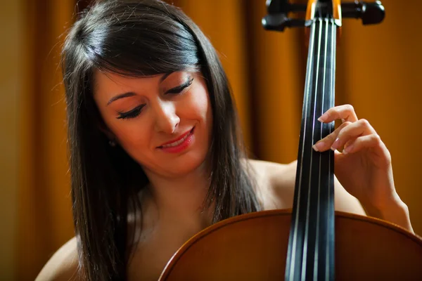 Mujer tocando violonchelo — Foto de Stock