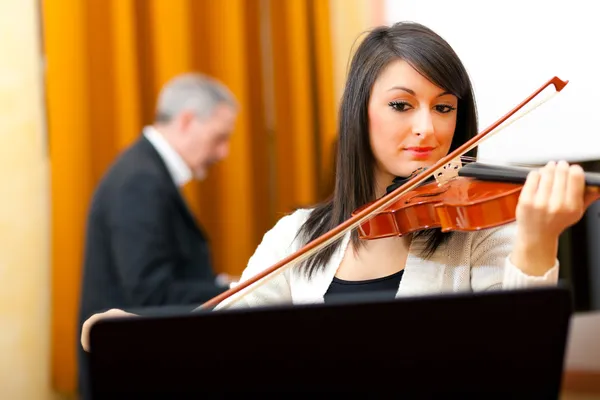 Femme jouant du violon — Photo