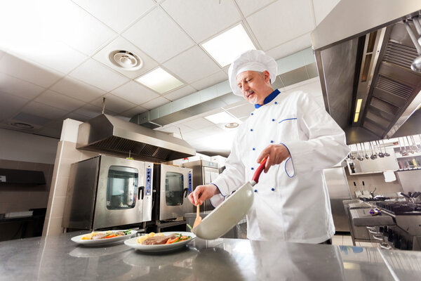 Шеф-повар работает на кухне
