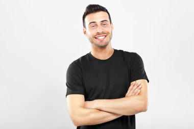 Kollarını kavuşturan adam