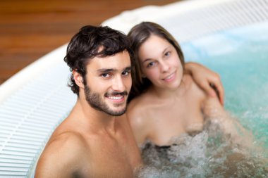 Genç çift rahatlatıcı bir Spa
