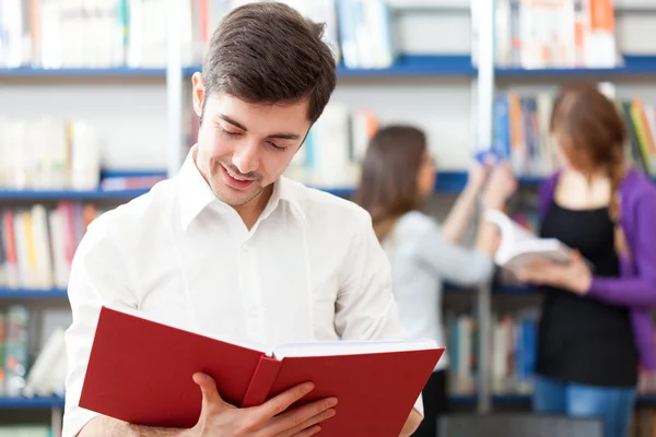 Killen läser en bok — Stockfoto