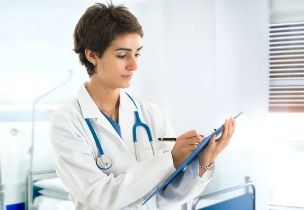 Medico che scrive sugli appunti — Foto Stock