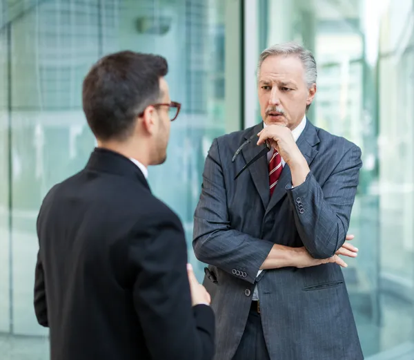 Gente de negocios hablando —  Fotos de Stock