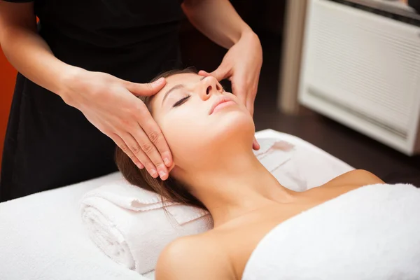 Mujer teniendo un masaje facial —  Fotos de Stock