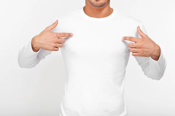 Homem apontando os dedos em uma camiseta em branco — Fotografia de Stock