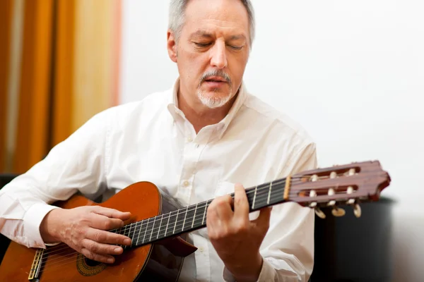 Guitarrista tocando una guitarra acústica — Foto de Stock