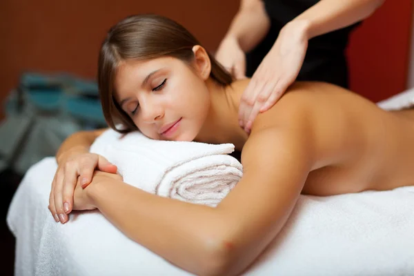 Mulher fazendo uma massagem — Fotografia de Stock