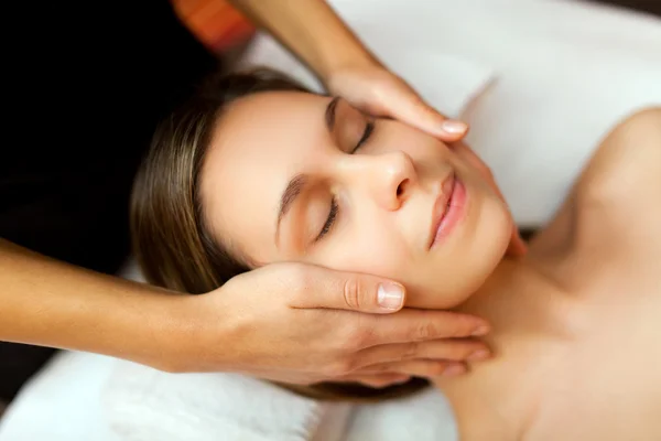 Vrouw met een gezicht massage — Stockfoto