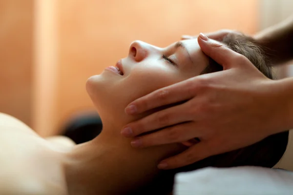 Vrouw met een gezicht massage — Stockfoto
