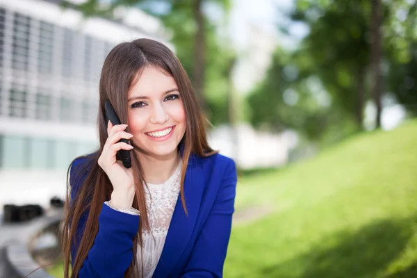 Atraktivní žena mluvila na telefonu — Stock fotografie