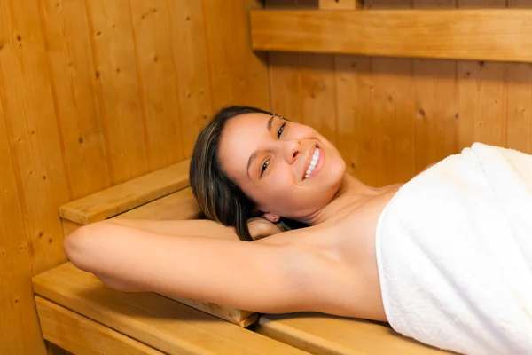 Žena relaxace v sauně — Stock fotografie