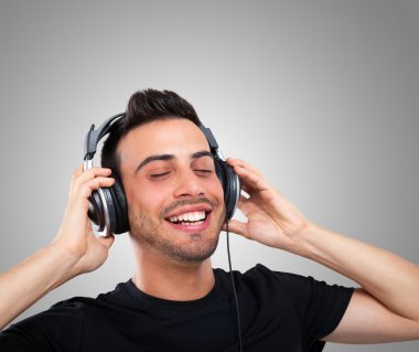 Adam müzik dinliyor.