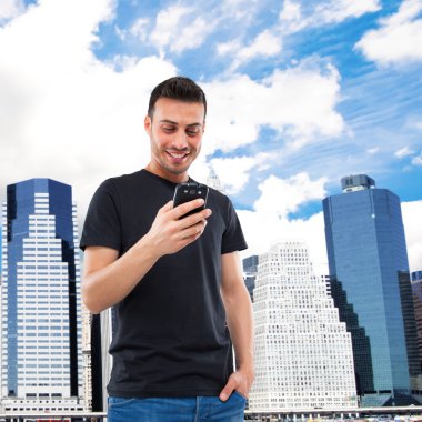 akıllı telefonu kullanan adam