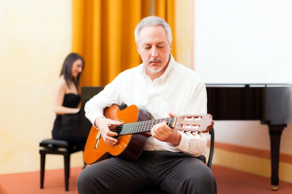 Man spelar akustisk gitarr — Stockfoto