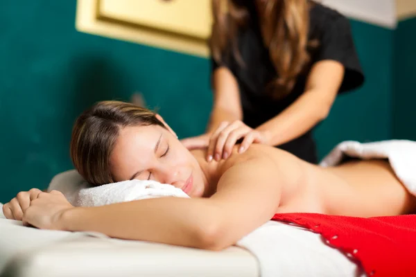 Mulher fazendo massagem — Fotografia de Stock
