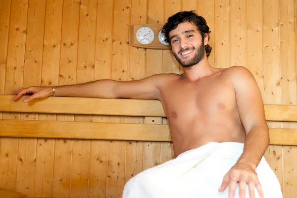 Hombre en sauna — Foto de Stock