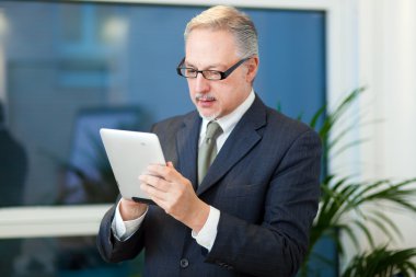 onun tableti kullanarak iş adamı