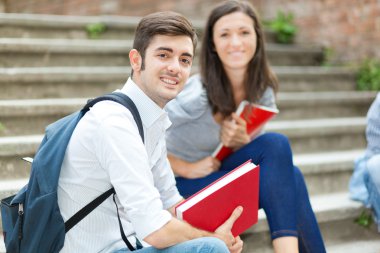 merdivenlerde oturan öğrenciler