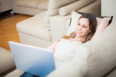 Dizüstü bilgisayar kullanan bir kadın