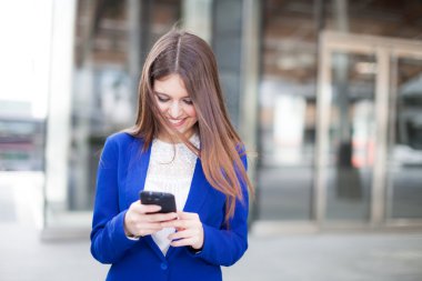 bir cep telefonu kullanan kadın