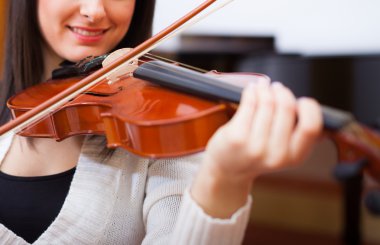 Onun aleti çalma kemancı