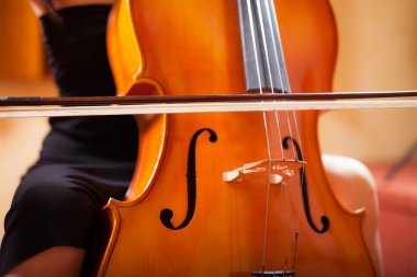kadın oynarken viyolonsel