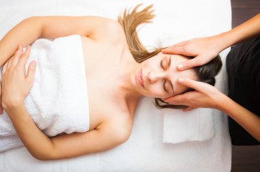 Kadın kafa masajı yaptırıyor.