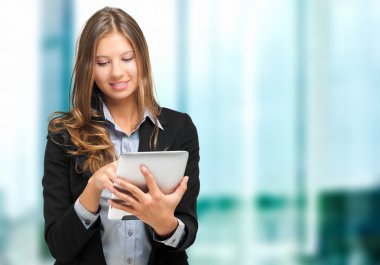 bir tablet kullanan kadın