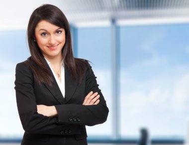 İş kadını ofiste.