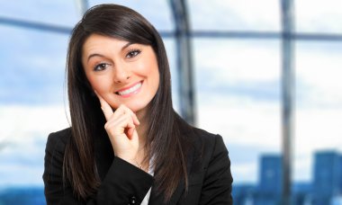 İş kadını ofiste.