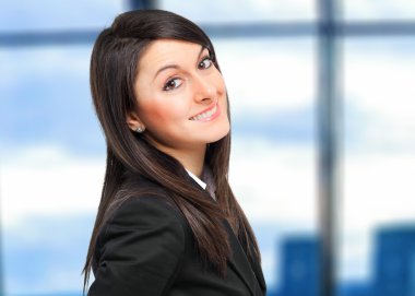 İş kadını ofiste.