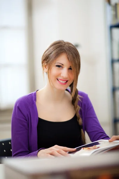 Student in a library — Stock Photo, Image