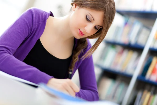 Estudante em uma biblioteca — Fotografia de Stock