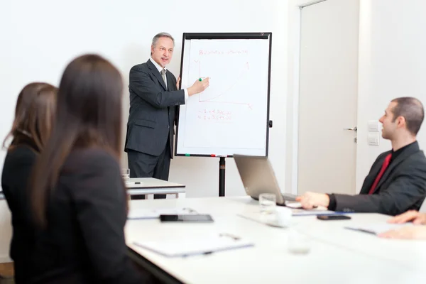 Affärsman vid mötet — Stockfoto