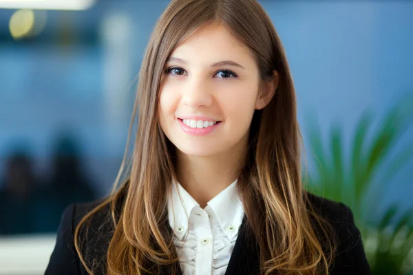 Mujer de negocios en la oficina —  Fotos de Stock