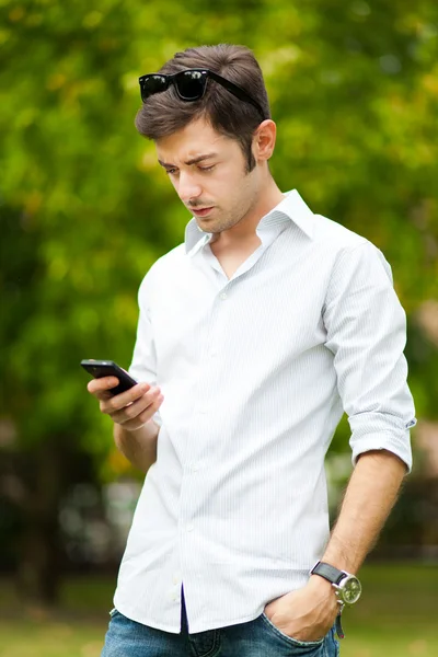 Man met mobiele buiten — Stockfoto