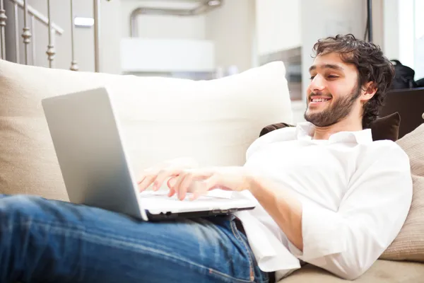 Man som använder en bärbar dator — Stockfoto