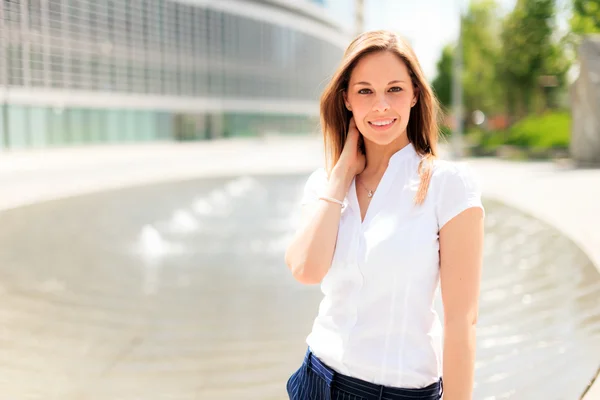 Vrouw staand — Stockfoto