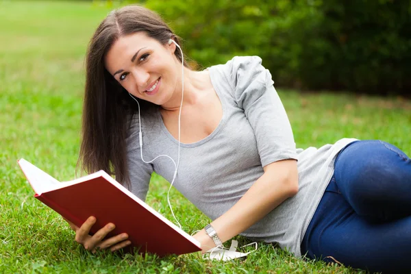 Donna in un parco — Foto Stock