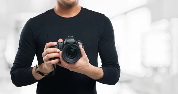 Fotograaf die een camera vasthoudt — Stockfoto