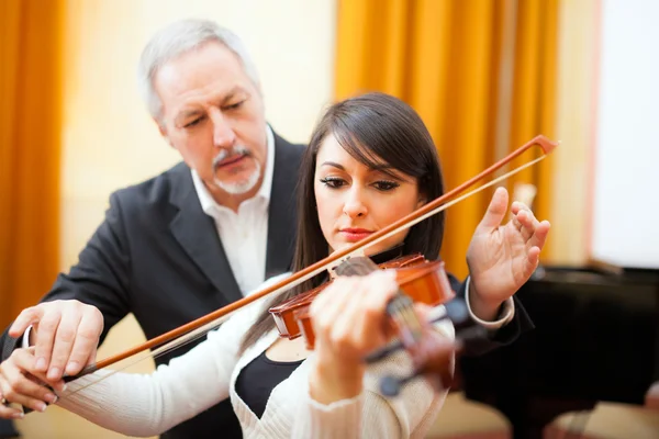 Mujer aprendiendo a tocar el violín — Foto de Stock