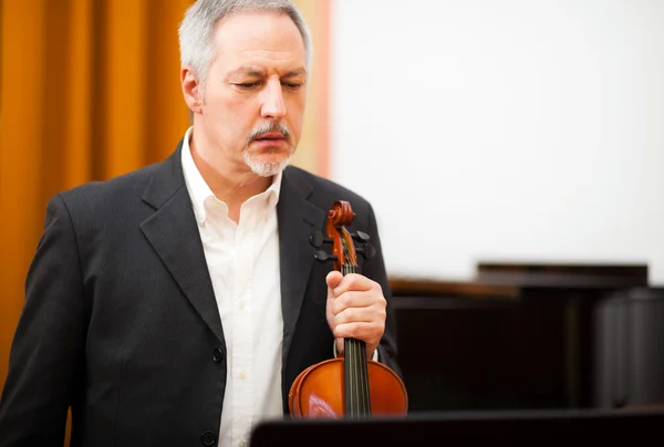 Violinisten läsa poängen — Stockfoto