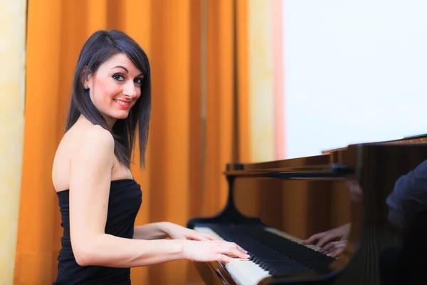 Lachende vrouw speelde piano — Stockfoto