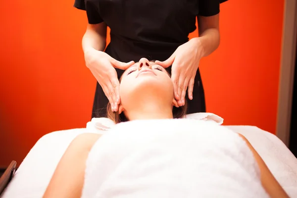 Woman having head massage — Stock Photo, Image