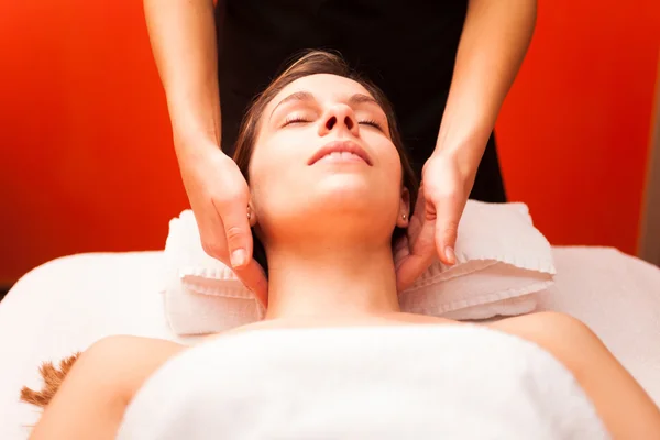 Vrouw het ontvangen van een massage — Stockfoto